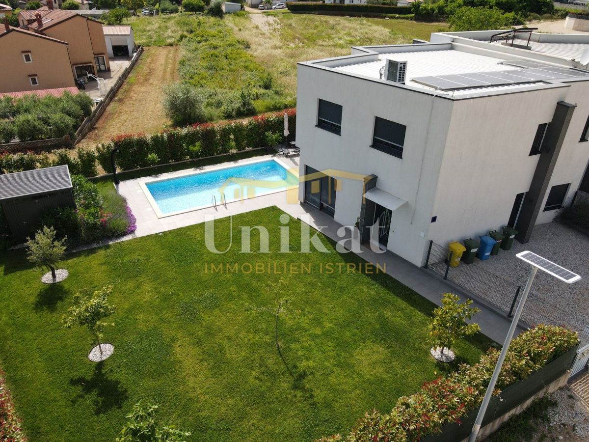 Moderna doppia villetta con piscina e vista mare